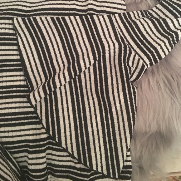 Zara Black and White Bell Sleeve Top - Picture 2 of 3